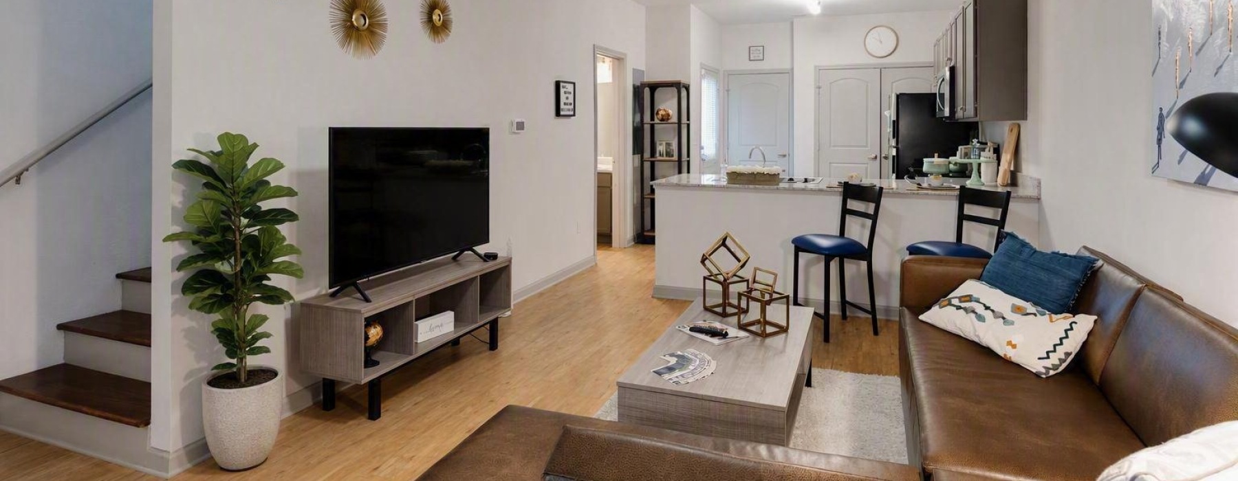 a living room with a couch, tv and coffee table